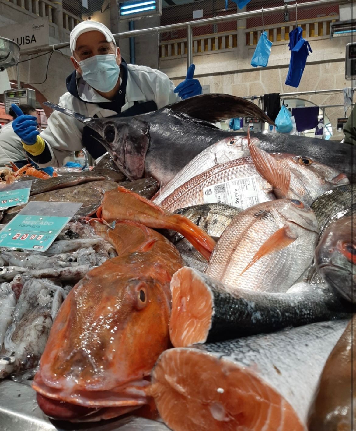 Pescadería Cachadas en el mercado de Pontevedra