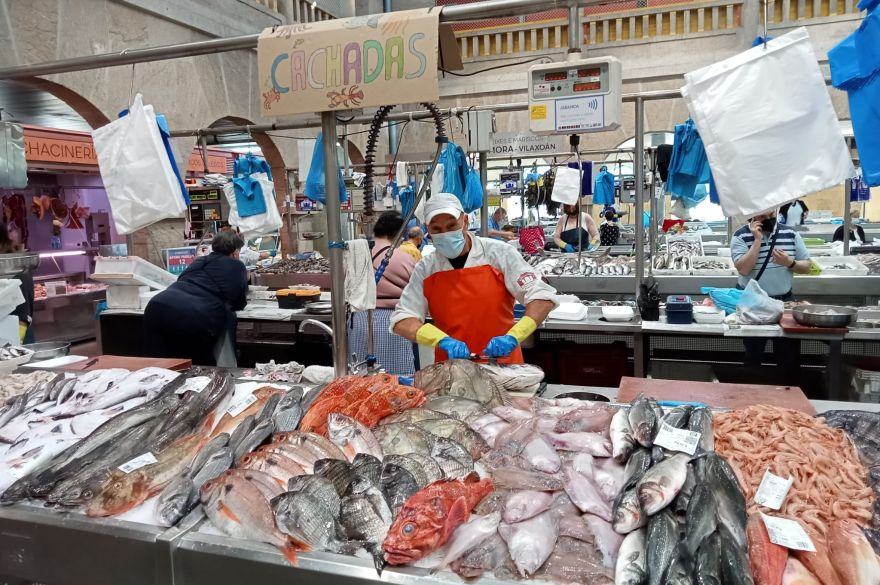 Mostrador de peixe e marisco no mercado de Pontevedra